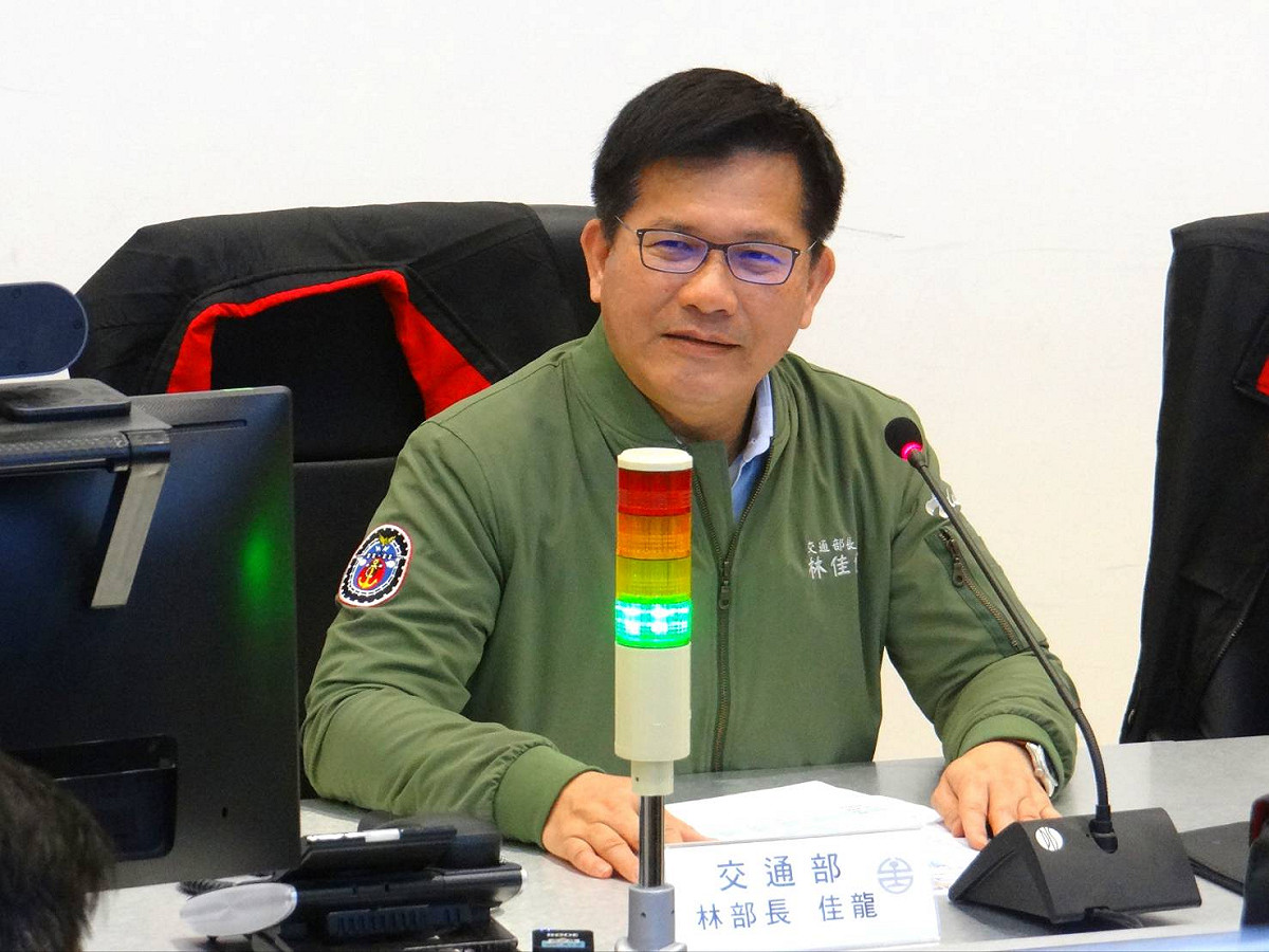 近日航空業接連爆出不遵守防疫規定，林佳龍今表示，已責成航政司和民航局做檢討，也和指揮中心討論中。 圖：交通部／提供（資料照）