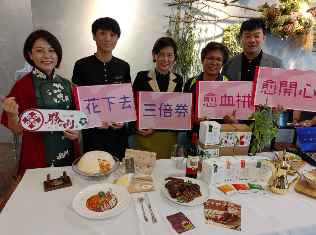 漫時光早午餐創辦人徐皖台(右一)指出，「三倍券、花下去、愈血拼、愈開心」，本次發表兩張「三倍券開心花Ｘ屏東浪漫時光好康地圖」，有滿滿優惠，可稱作是屏東美食暨旅遊地圖指南。 圖／黃耀寬提供