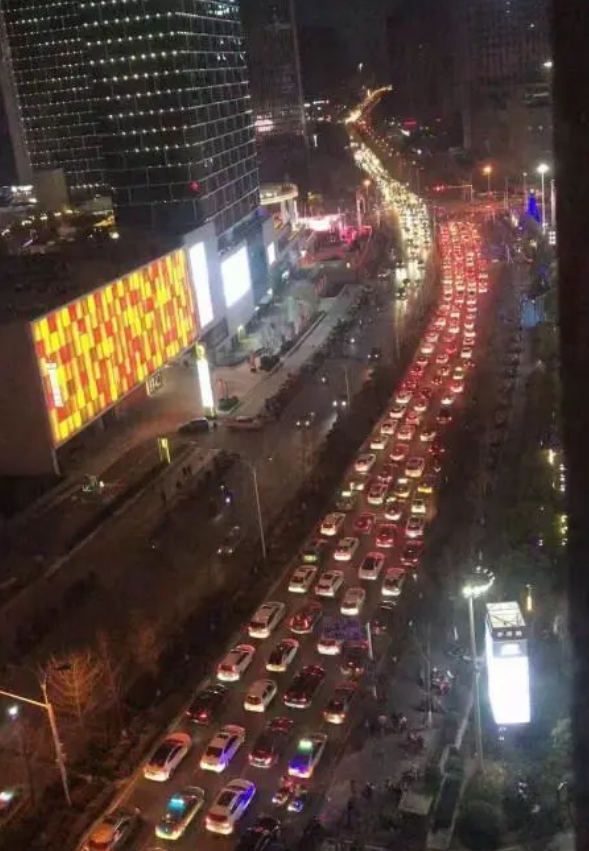 張韶涵的演唱會，造成湖北宜昌市附近交通大塞車。 圖：翻攝自楚天都市報