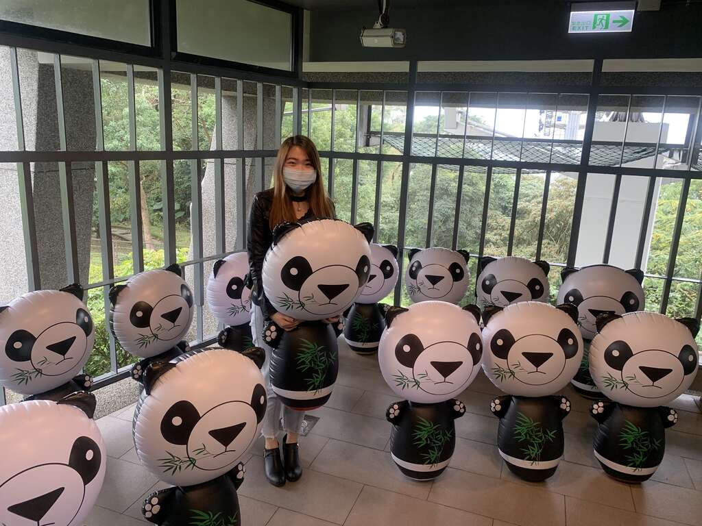 纜動物園站及貓空站大廳，設置一群充氣貓熊玩偶供大家打卡拍照。 圖：取自台北旅遊網