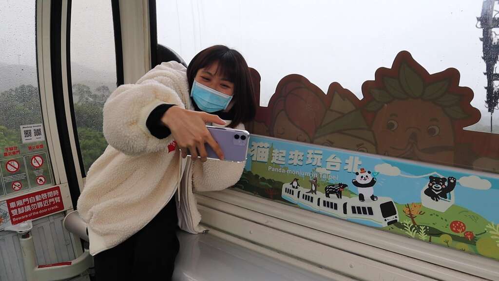 和貓纜車廂椅背上的「貓熊意象貼紙」拍照打卡，就可以拿到和貓空商圈活動合作的優惠好康。