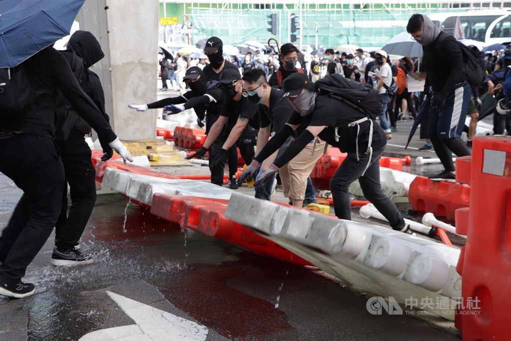 香港終審法院21日裁定政府勝訴，指禁蒙面法旨在應對暴力和蒙面者損害法治。圖為「反送中」示威者在遊行期間全部蒙面。 圖：中央社／提供（資料照）