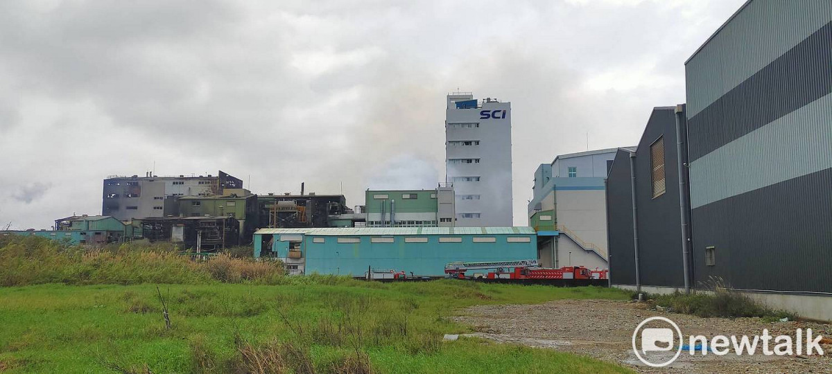 桃園旭富製藥大火經過一夜搶救，原本火勢撲滅的廠房中午又傳爆炸聲。 圖：林昀真/攝