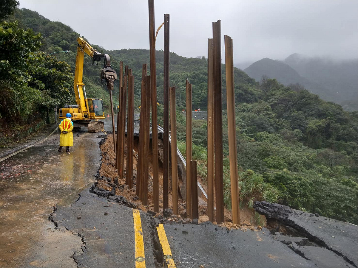 公路總局針對陽金公路坍方路段進行搶修。 圖：取自新北市政府工務局「工程圖輯隊」臉書