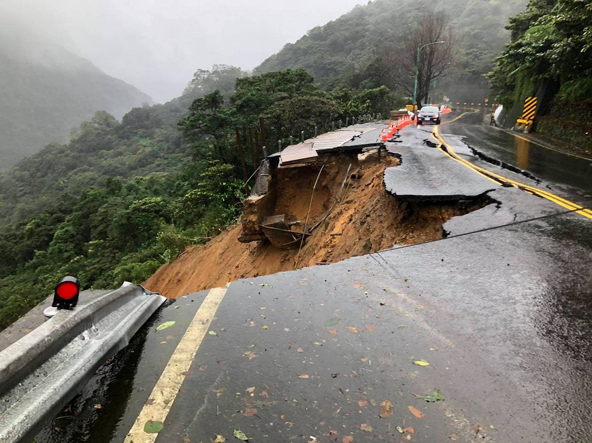 陽金路公昨日下午發生坍方，今日中午搶通單線雙向行車，小型車每小時放行15分鐘。 圖：取自新北市政府工務局「工程圖輯隊」臉書