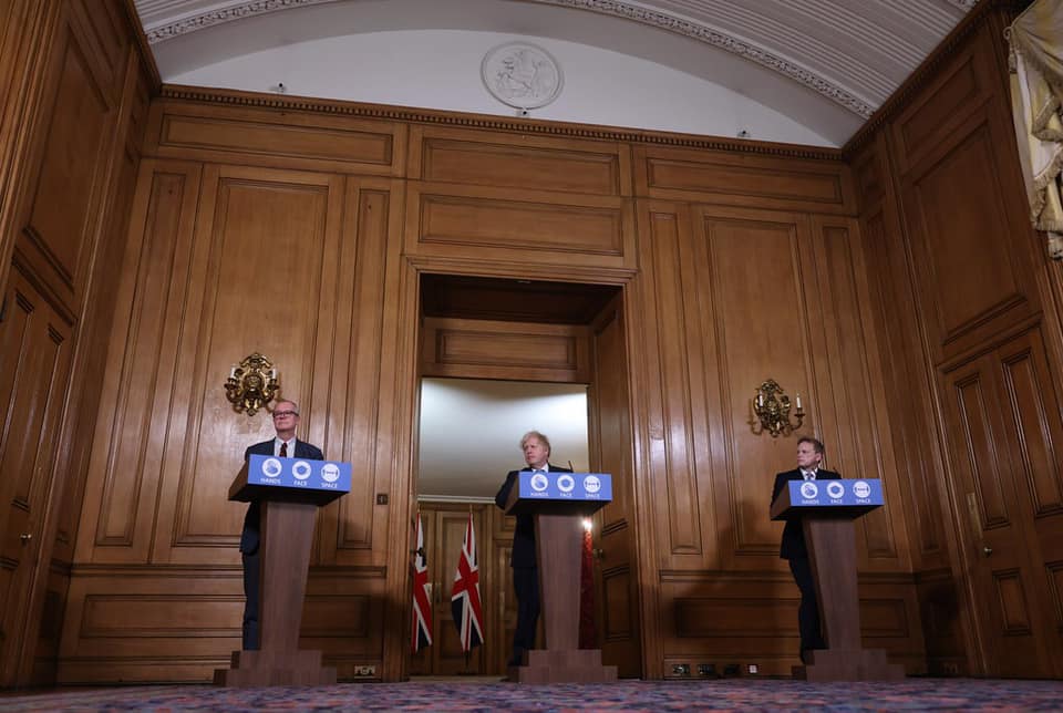 英國首相強生（中）針對多國封鎖英國海陸空運輸，21日緊急召開記者會說明。 圖：翻攝自強生臉書