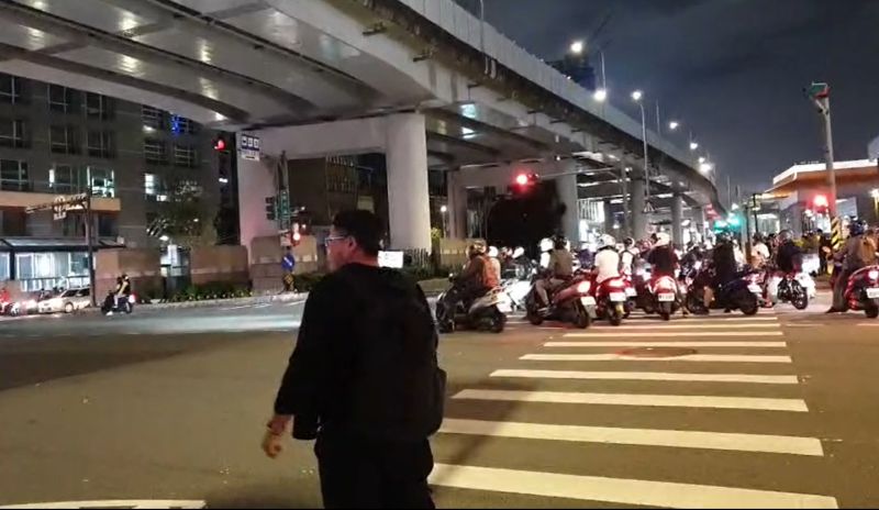 台灣機車二段式左轉的問題近幾年備受討論。 示意圖／翻攝台灣機車路權促進會臉書