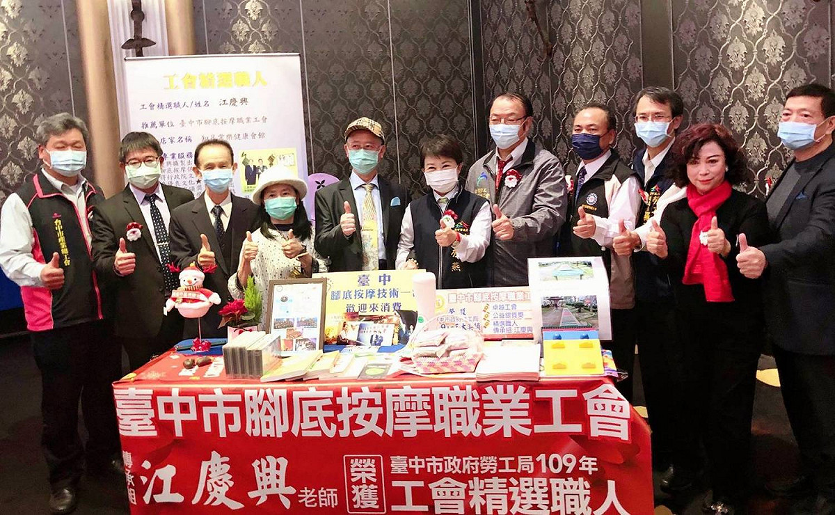 台中市長盧秀燕視察各工會攤位。 圖：台中市政府/提供