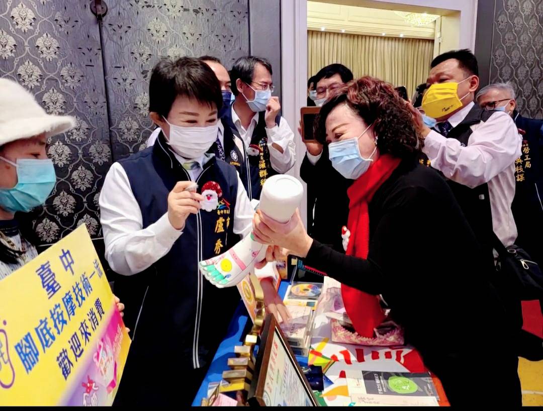 台中市長盧秀燕視察各工會攤位。 圖：台中市政府/提供