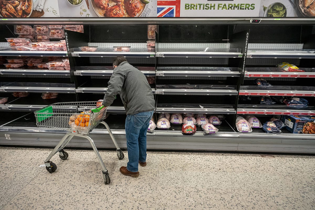 由於英國新冠肺炎變種病毒引發的疫情擴散，英國居民搶購食物，許多超市的的貨架已被清空。 圖 : 翻攝自澎派新聞