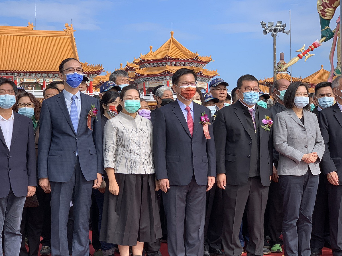 台南市安南區鹿耳門聖母廟舉行新牌樓落成典禮，除綠營大咖外，朱立倫與花蓮縣長徐榛蔚也應邀出席。 圖：朱立倫辦公室/提供