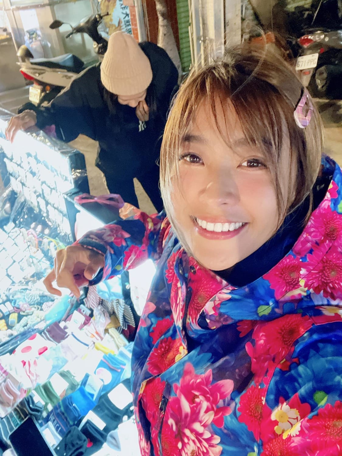 女星小嫻在恆春夜市擺攤，大呼解鎖人生成就。 圖：翻攝自小嫻臉書