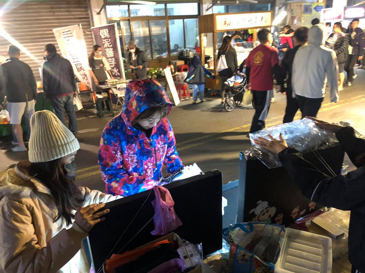 小嫻在恆春夜市和朋友一起擺攤。 圖：翻攝自小嫻臉書