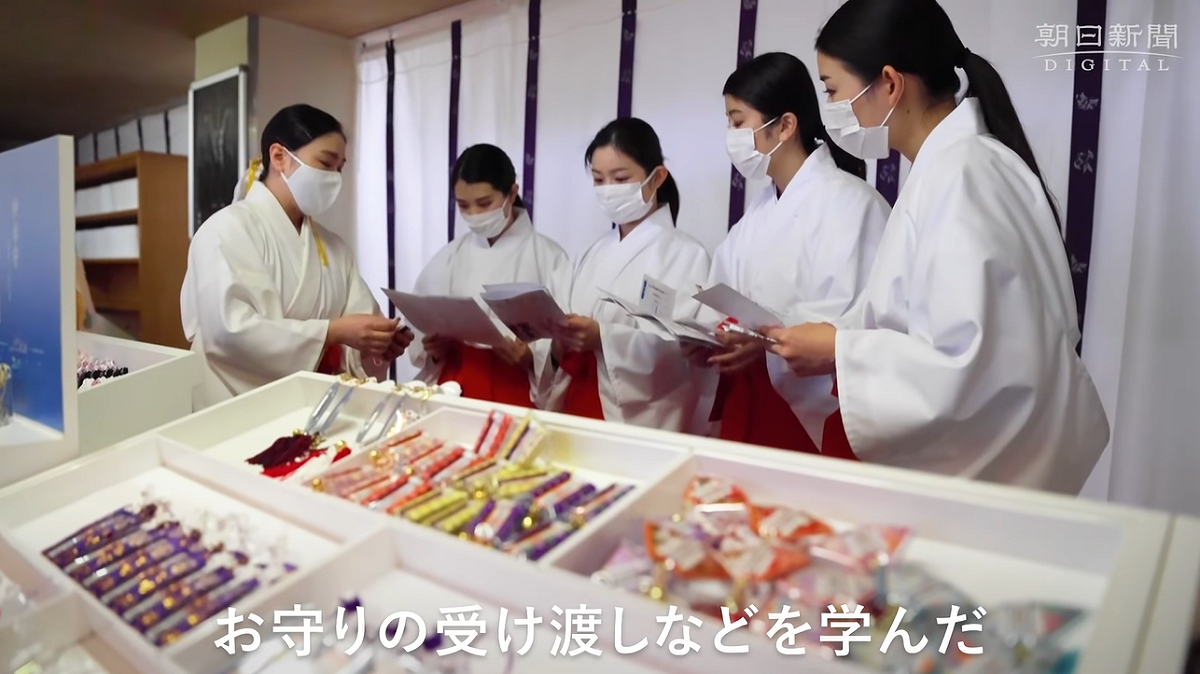 身穿傳統巫女服飾的航空公司人員。 圖：翻攝自朝日新聞Youtube