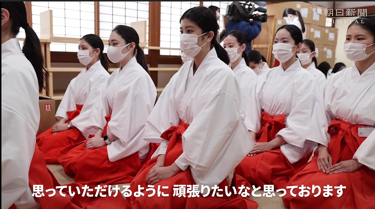 日本航空公司派遣31名女性前往宗像大社支援。 圖：翻攝自朝日新聞Youtube
