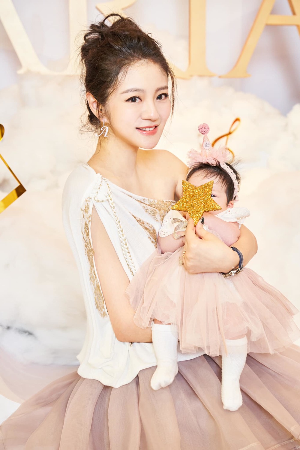 昨日安以軒替小女兒舉行雙滿月派對。 圖：翻攝自安以軒臉書
