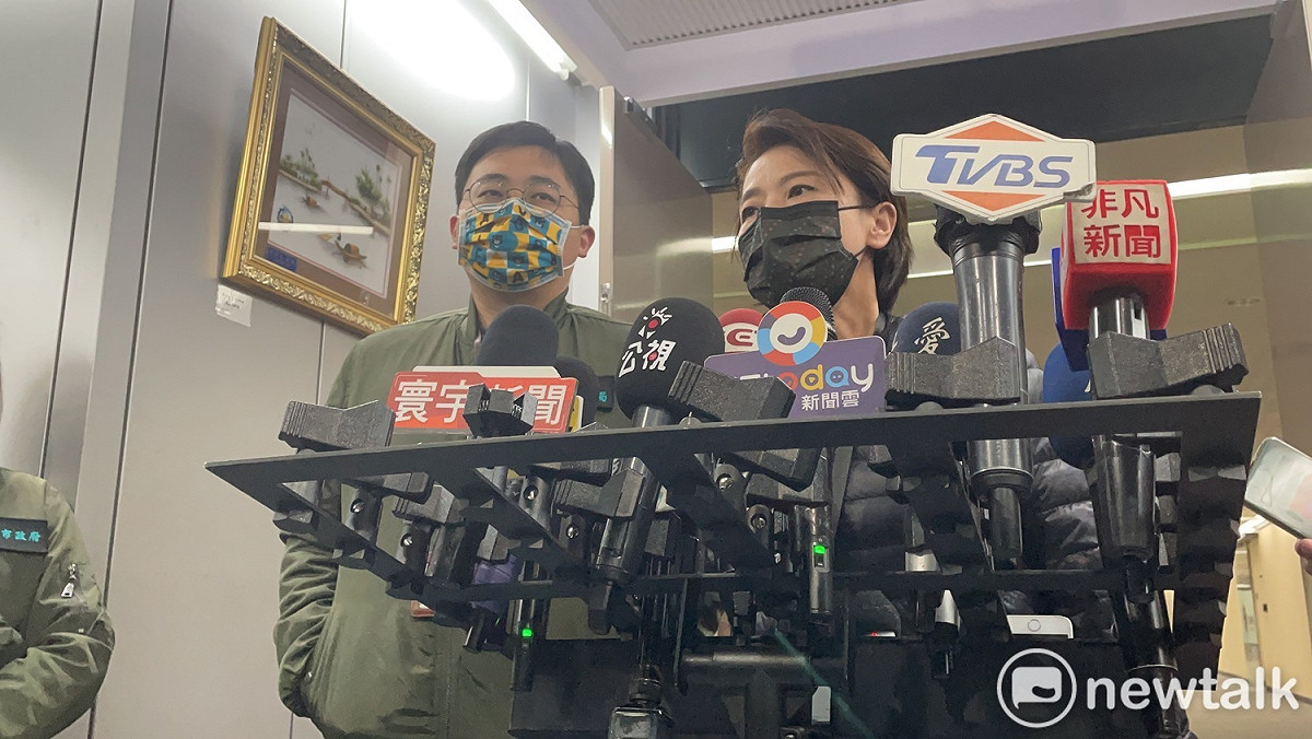 台北市副市長黃珊珊、觀傳局長劉奕霆說明發生本土案例，北市跨年相關應變措施。 圖：周煊惠／攝