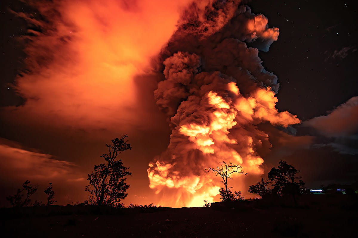 美國夏威夷幾勞亞（Kilauea）火山於20日噴發，煙霧直衝天際。 圖：翻攝自夏威夷火山國家公園推特