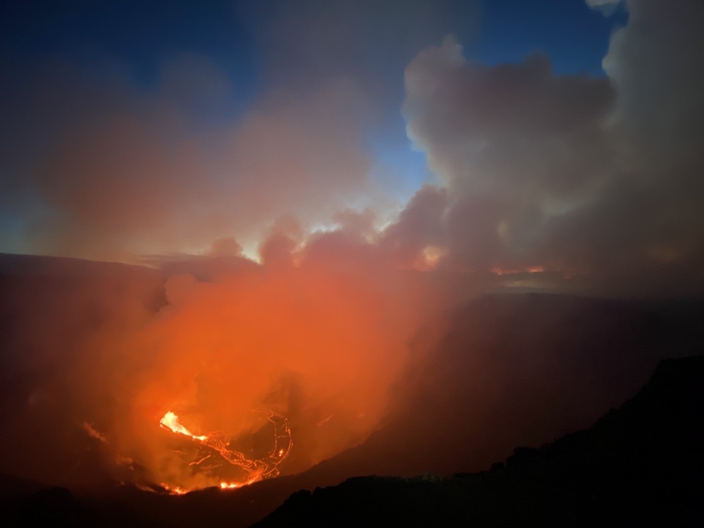 美國夏威夷幾勞亞（Kilauea）火山於20日噴發，21日早上火山口情形。 圖：翻攝自美國地質調查所推特