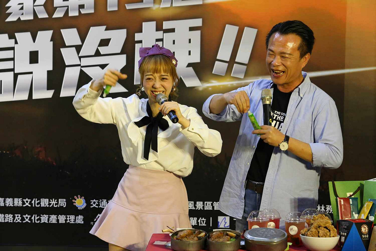 嘉義縣長翁章梁合體網紅龍龍，一起搞笑。 圖：嘉義縣政府/提供
