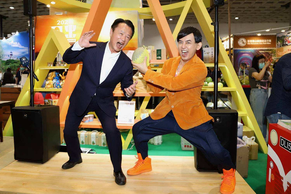 嘉義縣長翁章梁合體藝人黃子佼，行銷嘉義縣。 圖：嘉義縣政府/提供