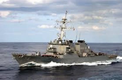 今(22)美國海軍神盾驅逐艦「麥凱恩號」於南海南沙群島執行自由航行。 圖 : 翻攝自維基百科