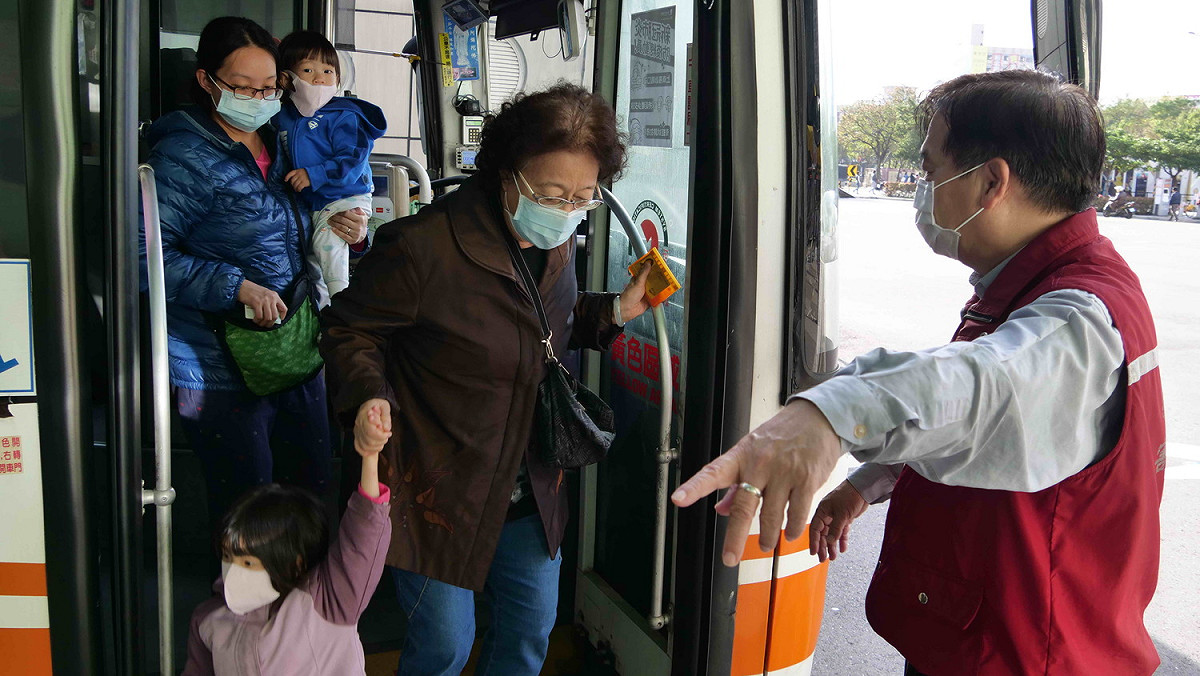 新北市交通局長鍾鳴時下午率員前往板橋公車站、板橋臨時客運站加強稽查。 圖：新北市交通局提供