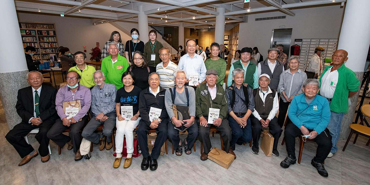 圖中有17位紀錄的民主志工，有五位採訪撰文者，及數位前輩。 圖／陳彥斌臉書（廖建超提供）