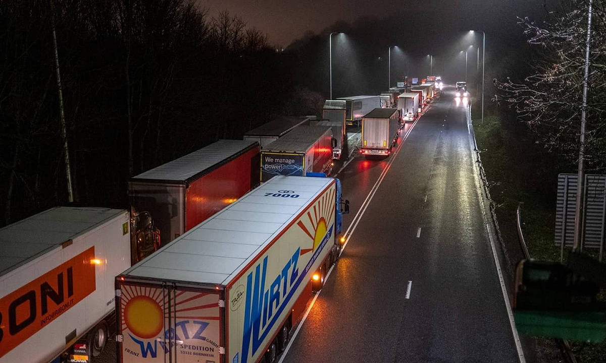 歐洲一個卡車組織「Europa Trucks」在臉書表示，英國被禁止進入歐洲後，排隊通往歐盟國家的車陣綿延數公里。 圖：翻攝自Europa Trucks臉書