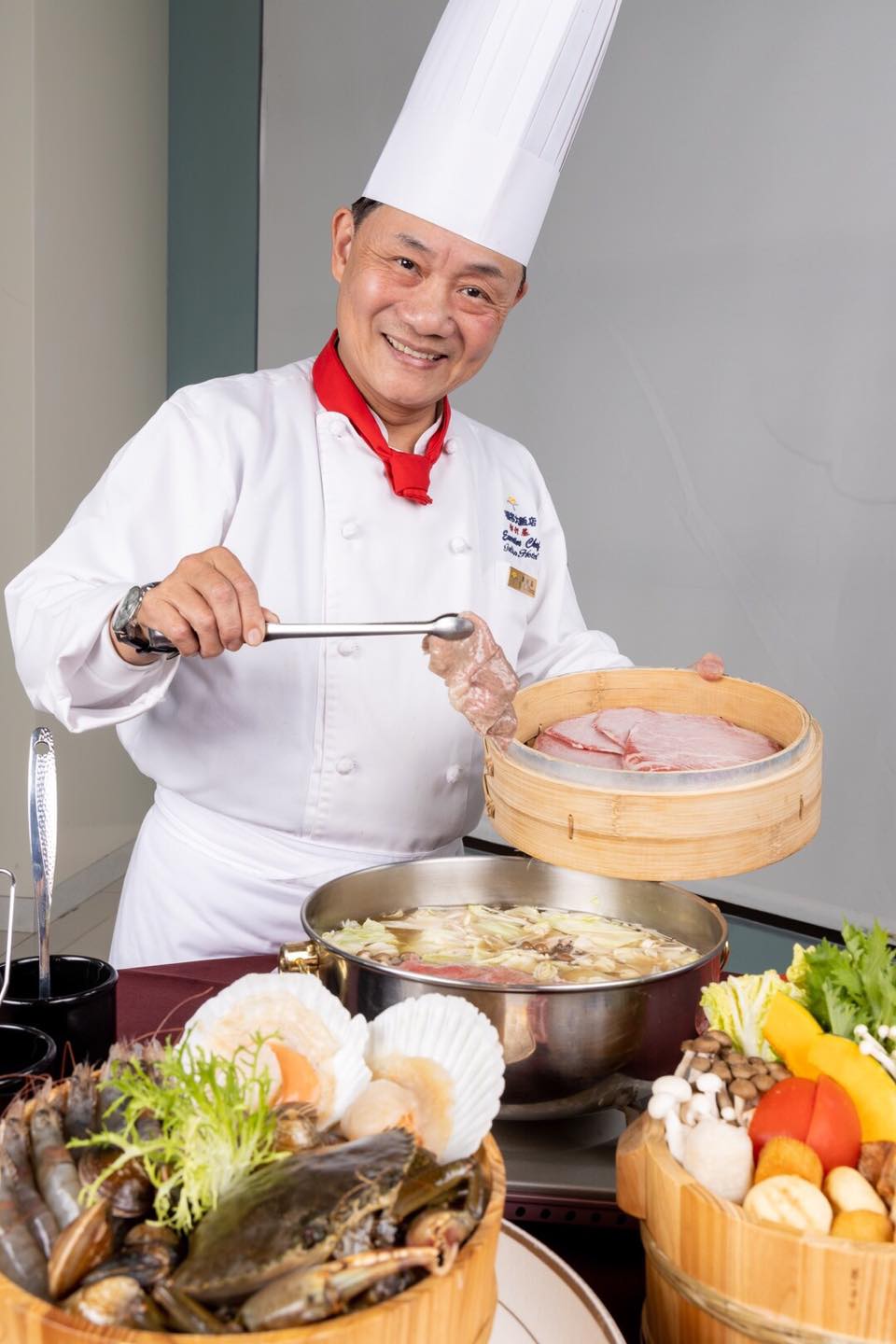 《型男大主廚》主持人阿基師傳出辭職消息。 圖：取自粉專「鄭衍基好料理」
