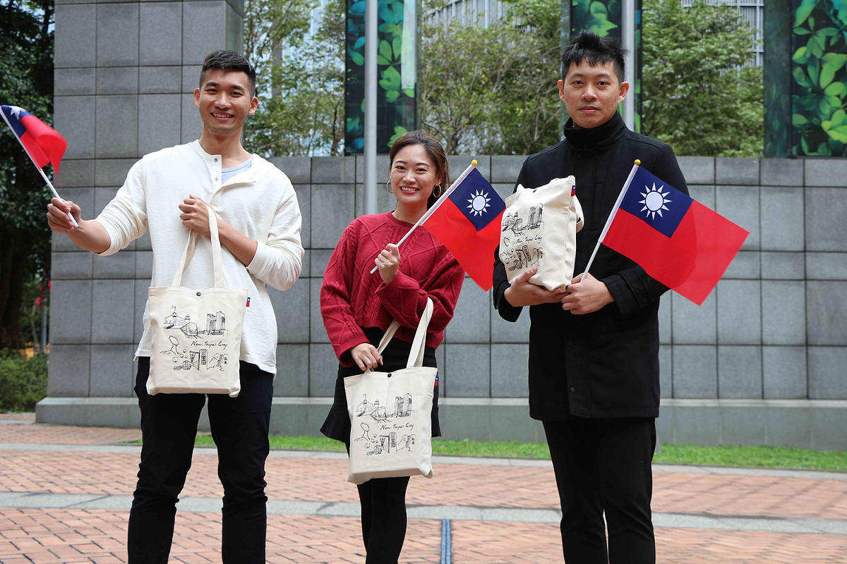 新北市110年元旦升旗將結合29行政區於上午8時同步升旗，這次的紀念品有別以往運動毛巾，主打環保便民概念。 圖：新北市民政局／提供