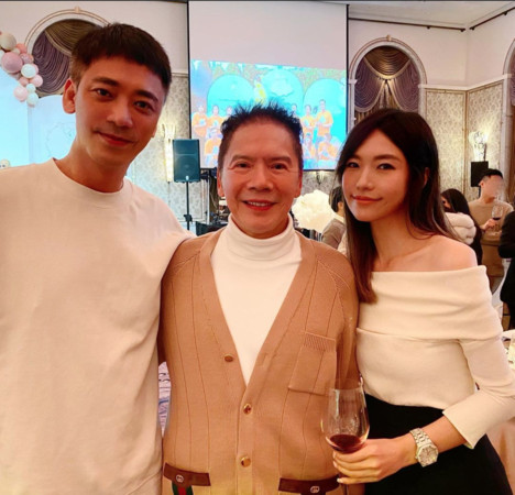 信(左)和交往長達17年的圈外女友WeiWei(右)爆出分手。(圖為兩人和向華強(中)一起參加安以軒封肚趴的合照) 圖：翻攝自WeiWei IG