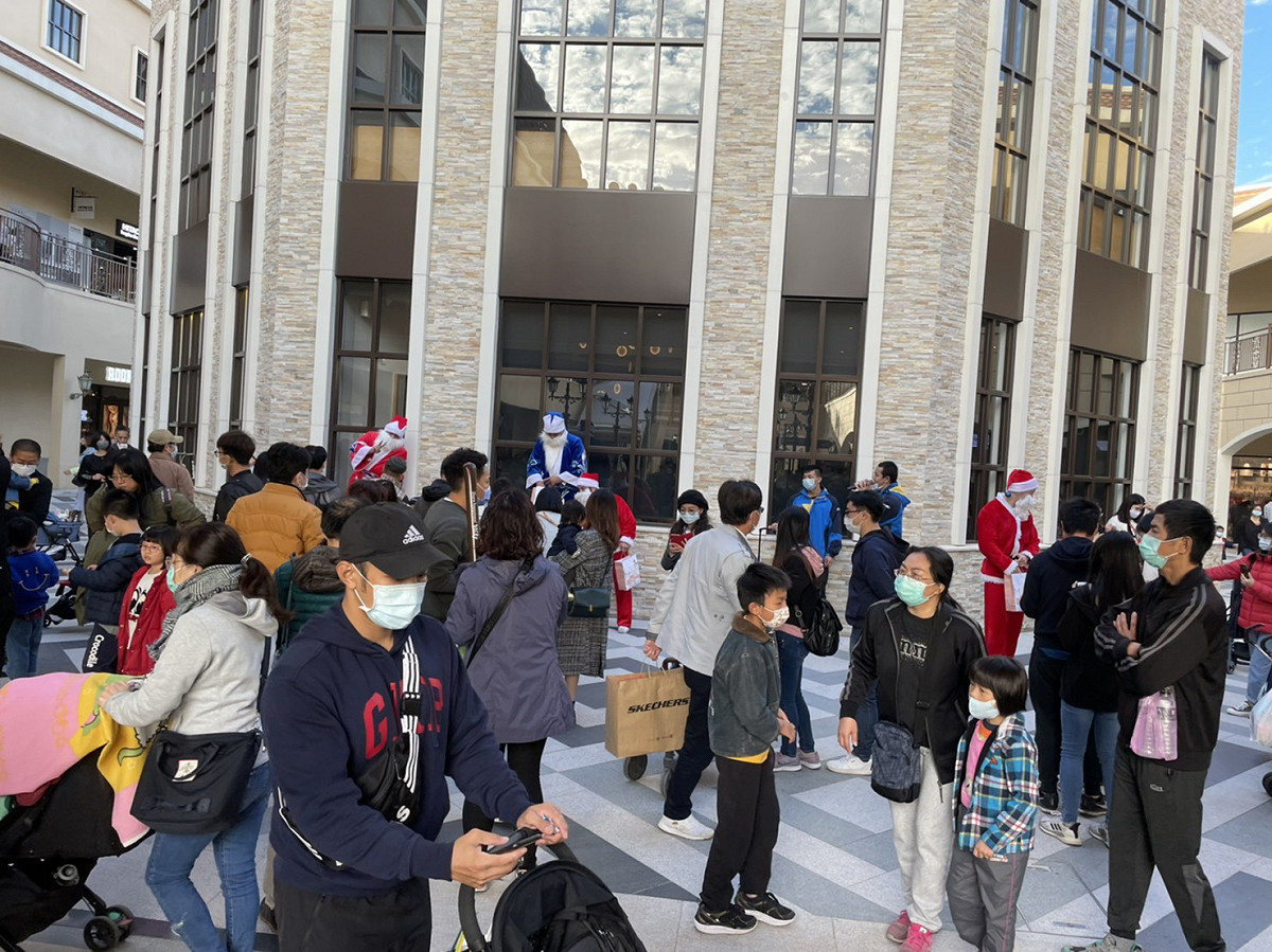 麗寶Outlet Mall堅守防疫五原則 ，室內外皆需配戴口罩。 麗寶樂園/提供
