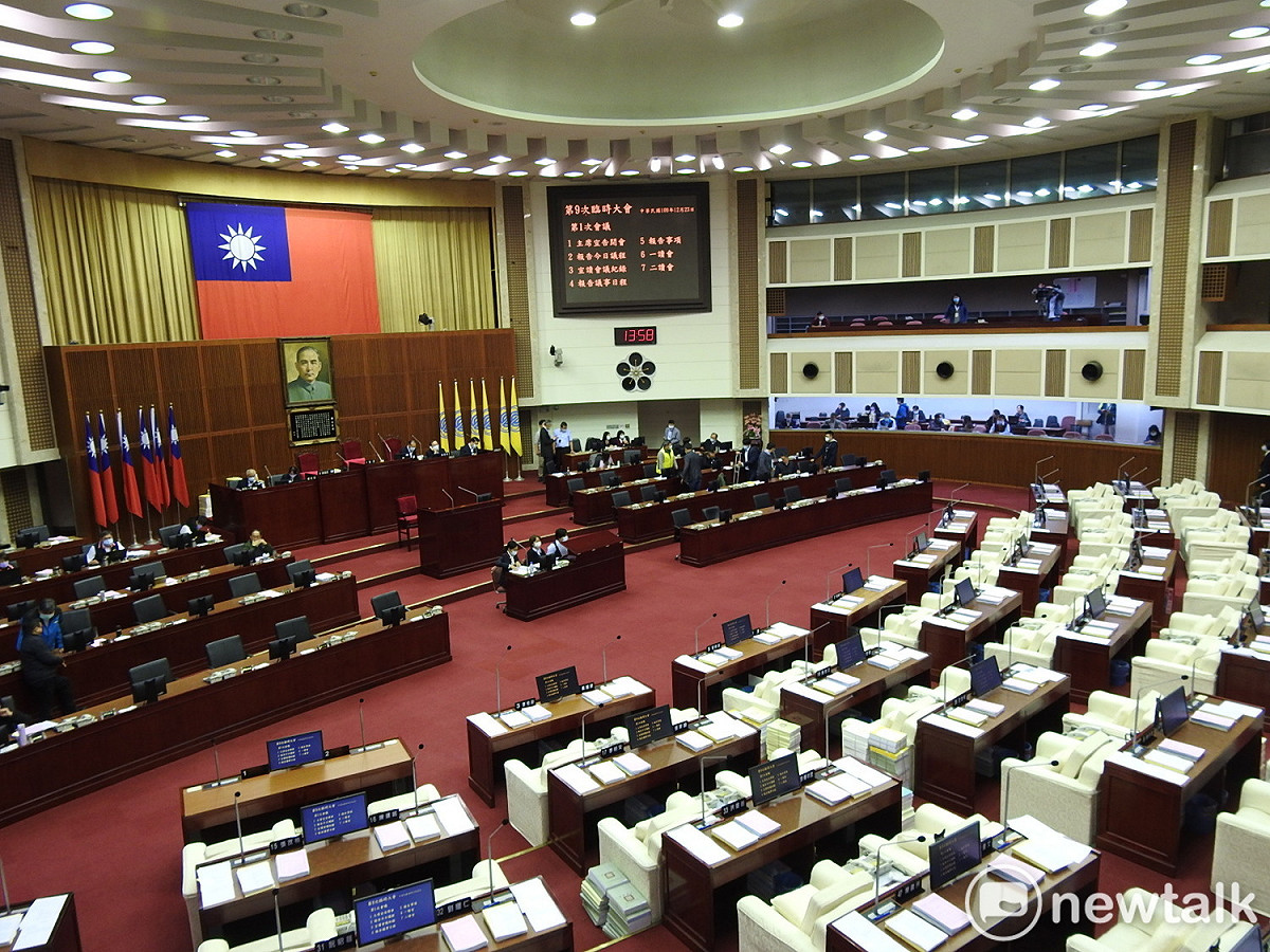 台北市議會下午召開大會，藍營議員聚焦案765例足跡，質疑中央隱匿疫情。 圖：周煊惠 / 攝