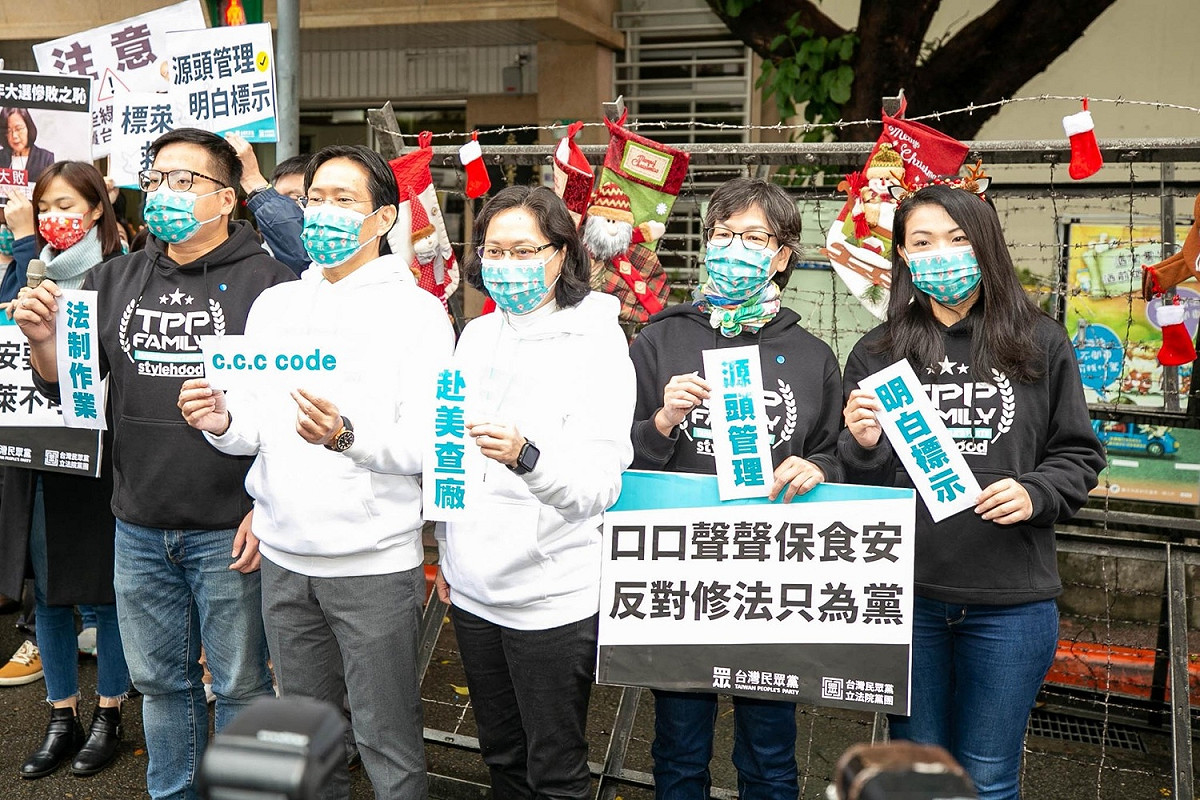 民眾黨5立委將願望放進拒馬上的聖誕襪裡，盼擋下萊豬進口。 圖：民眾黨團 / 提供
