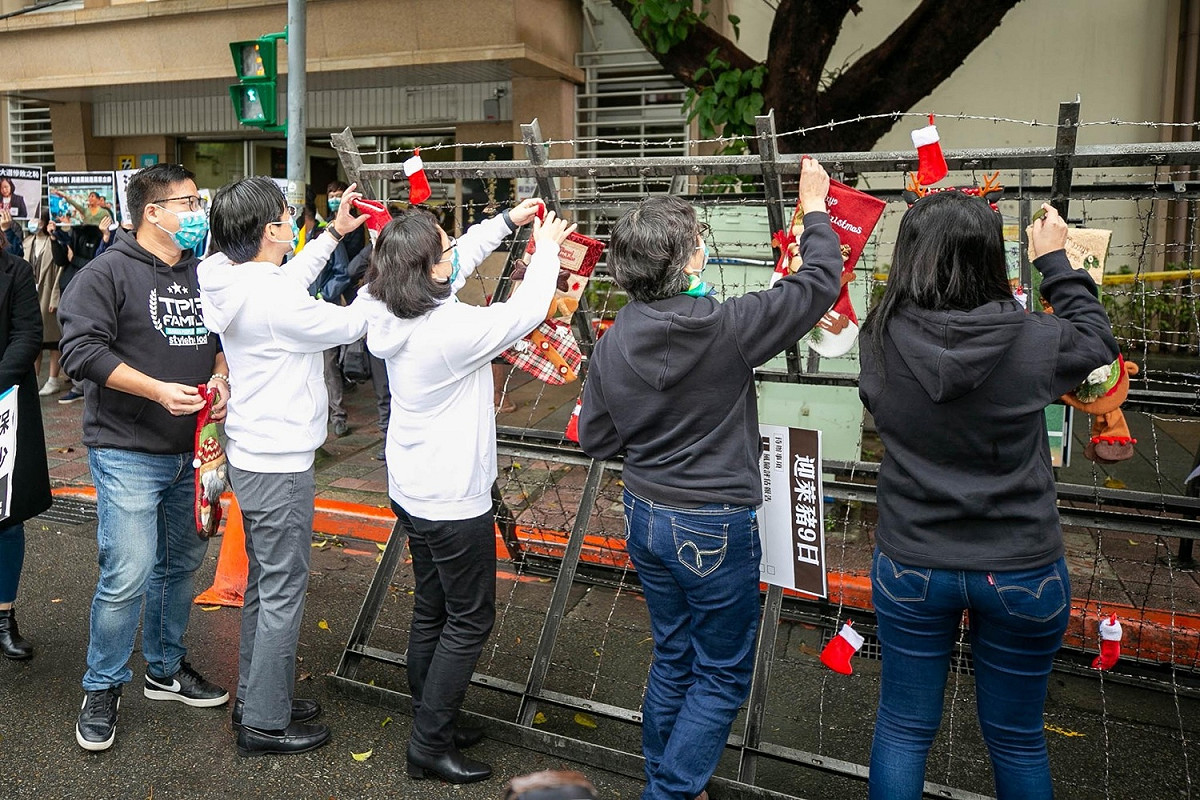 民眾黨5立委將願望放進拒馬上的聖誕襪裡，盼擋下萊豬進口。 圖：民眾黨團 / 提供