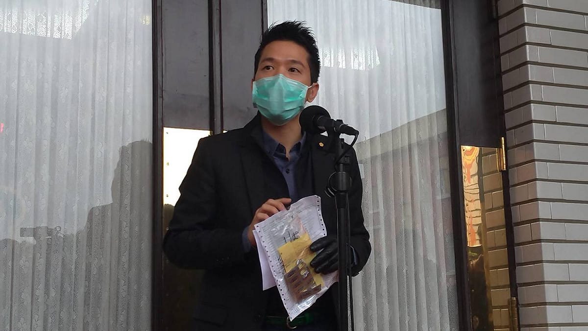 民進黨立法委員何志偉痛失團隊同仁，呼籲第一線作戰的地方政府注意。 圖：陳佩君/攝
