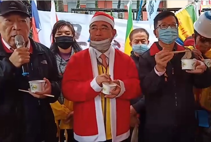 抗議萊豬表決，新黨發放「最後一碗沒有萊劑的豬肝湯」 圖:翻攝自新黨打假除亂臉書