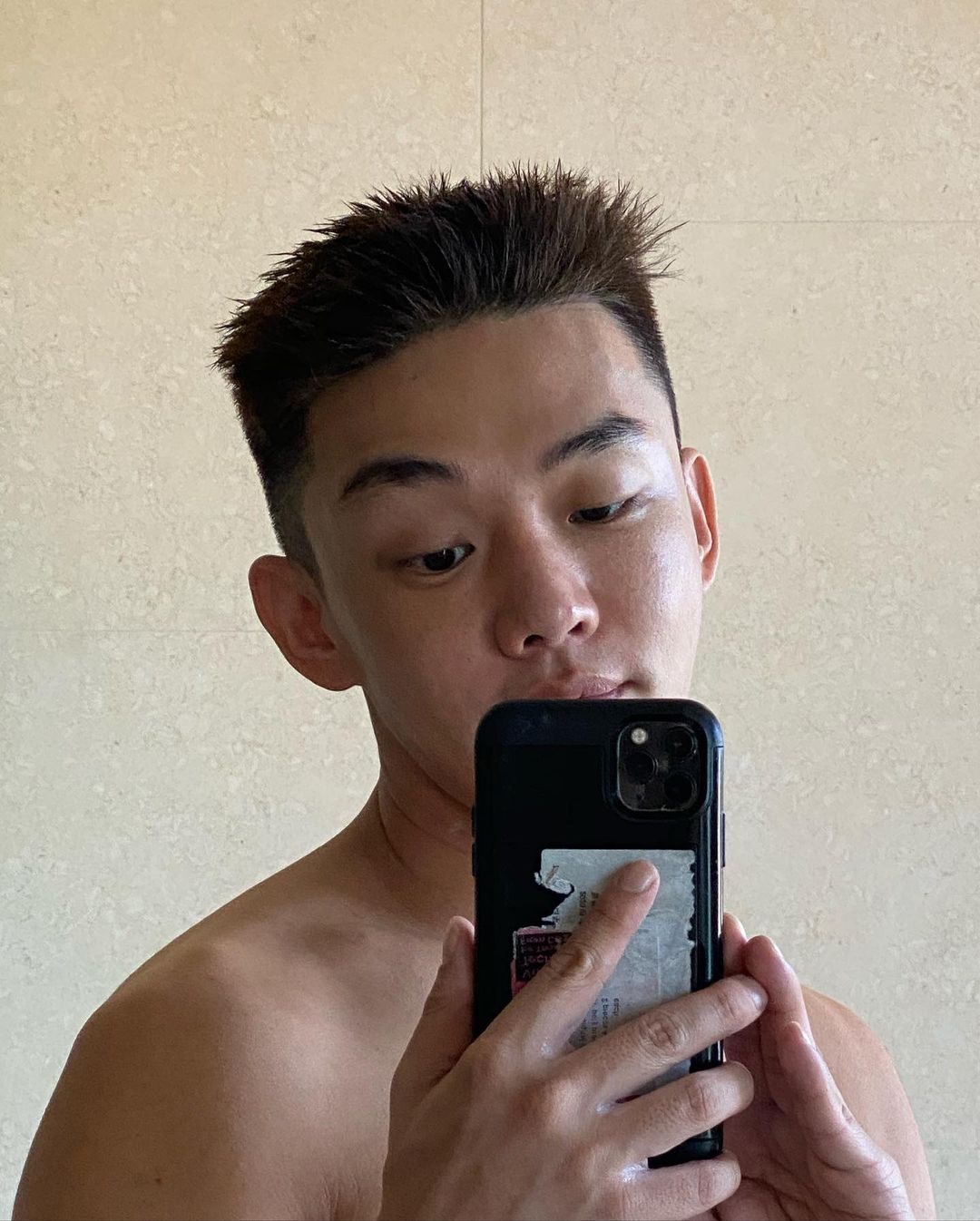 出道多年一直甚少緋聞的劉亞仁，性向始終成謎。 圖：翻攝自劉亞仁IG