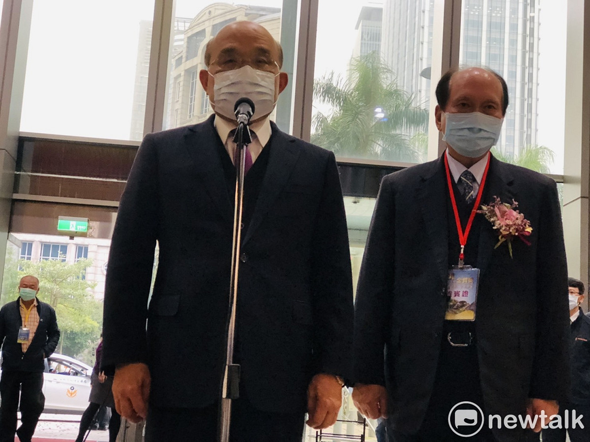 行政院長蘇貞昌今（24）天下午出席第20屆「公共工程金質獎」頒獎典禮前受訪，右邊是工程會主委吳澤成。 圖：謝莉慧/攝