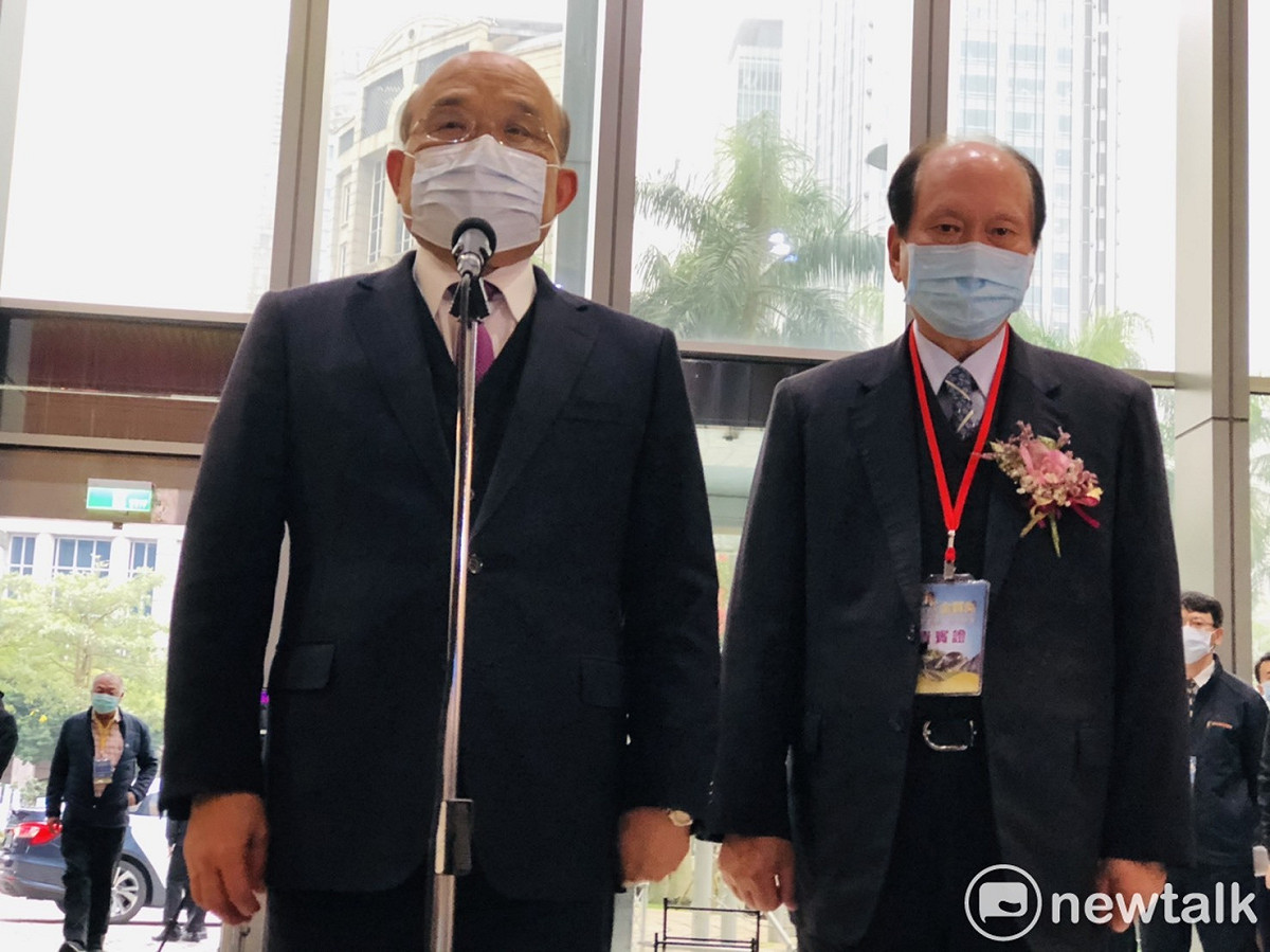行政院長蘇貞昌今（24）天下午出席第20屆「公共工程金質獎」頒獎典禮前受訪，右邊是工程會主委吳澤成。 圖：謝莉慧/攝