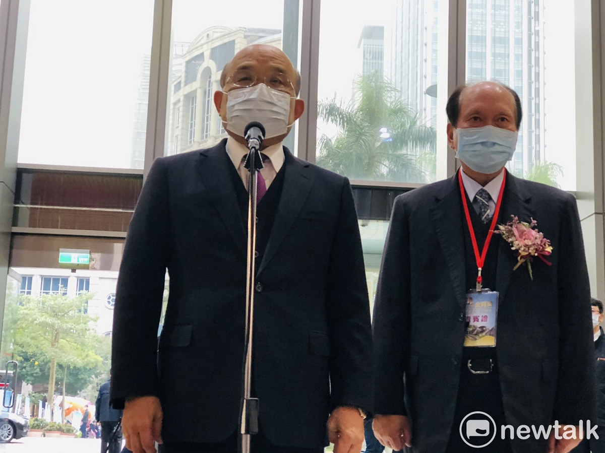 蘇貞昌今天下午出席第20屆「公共工程金質獎」頒獎典禮前受訪，右邊是工程會主委吳澤成。 圖：謝莉慧/攝