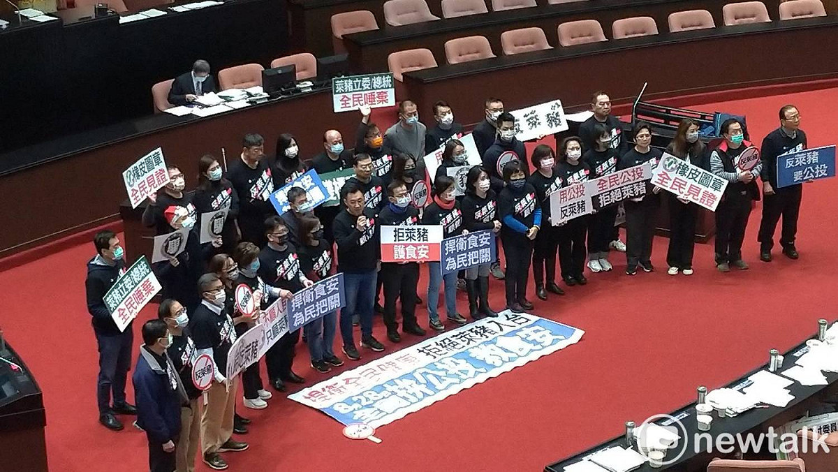 國民黨在萊豬行政命令通過後，直接在立法院議場內向國人致歉。 圖：陳佩君/攝