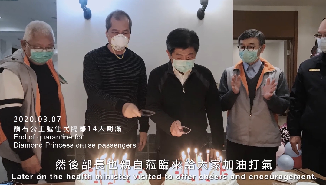 鑽石公主號14天隔離期滿時，陳時中部長親自蒞臨現場來給大家加油打氣。 圖 : 翻攝自蘇貞昌臉書。