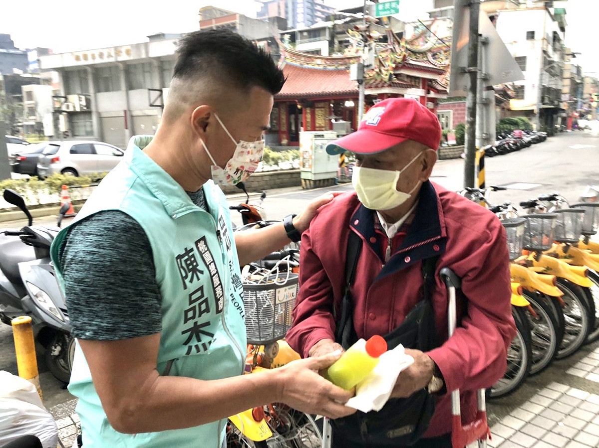 民眾黨桃園總服務處主任陳品杰與黨員、志工到公園發送熱食飲料關懷街友。 圖：林昀真/攝