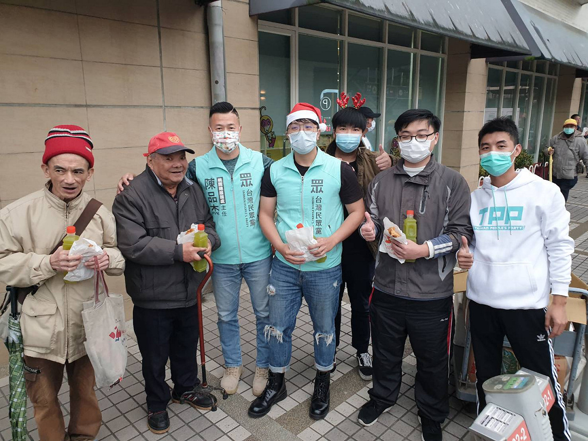 民眾黨桃園總服務處主任陳品杰與黨員、志工到公園發送熱食飲料關懷街友。 圖：林昀真/攝