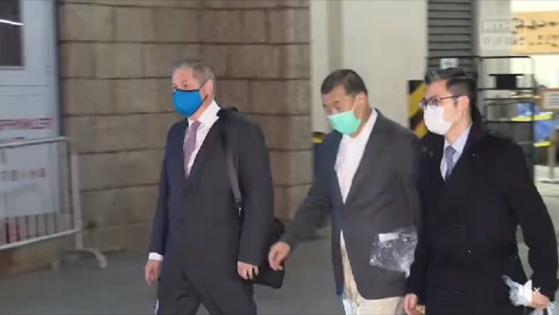 壹傳媒集團創辦人黎智英（中）獲准保釋後，嚴苛的保釋條件形同將他軟禁在家。 圖：翻攝香港電台臉書