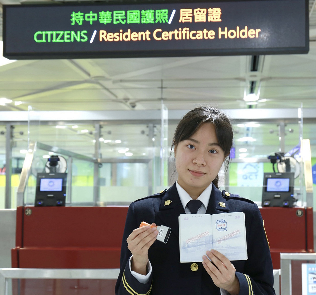 內政部指出，為設計出具台灣意象的章戳印面，移民署國境事務大隊特別網羅第一線優秀移民官組成團隊，發揮巧思，創造台灣象徵圖騰。 圖：移民署提供