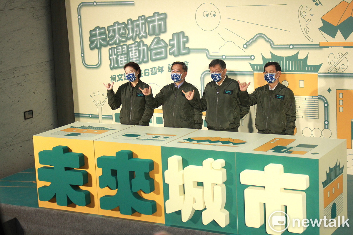 台北市長柯文哲（右2）今迎接就職6週年，與3位副市長黃珊珊（左1）、蔡炳坤（左2）、彭振聲（右1）合影。 圖：周煊惠／攝