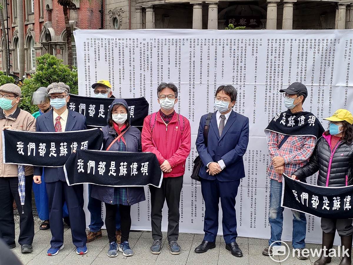 中華人權協會陪同醫師蘇偉碩赴監察員陳情。 圖：黃建豪/攝
